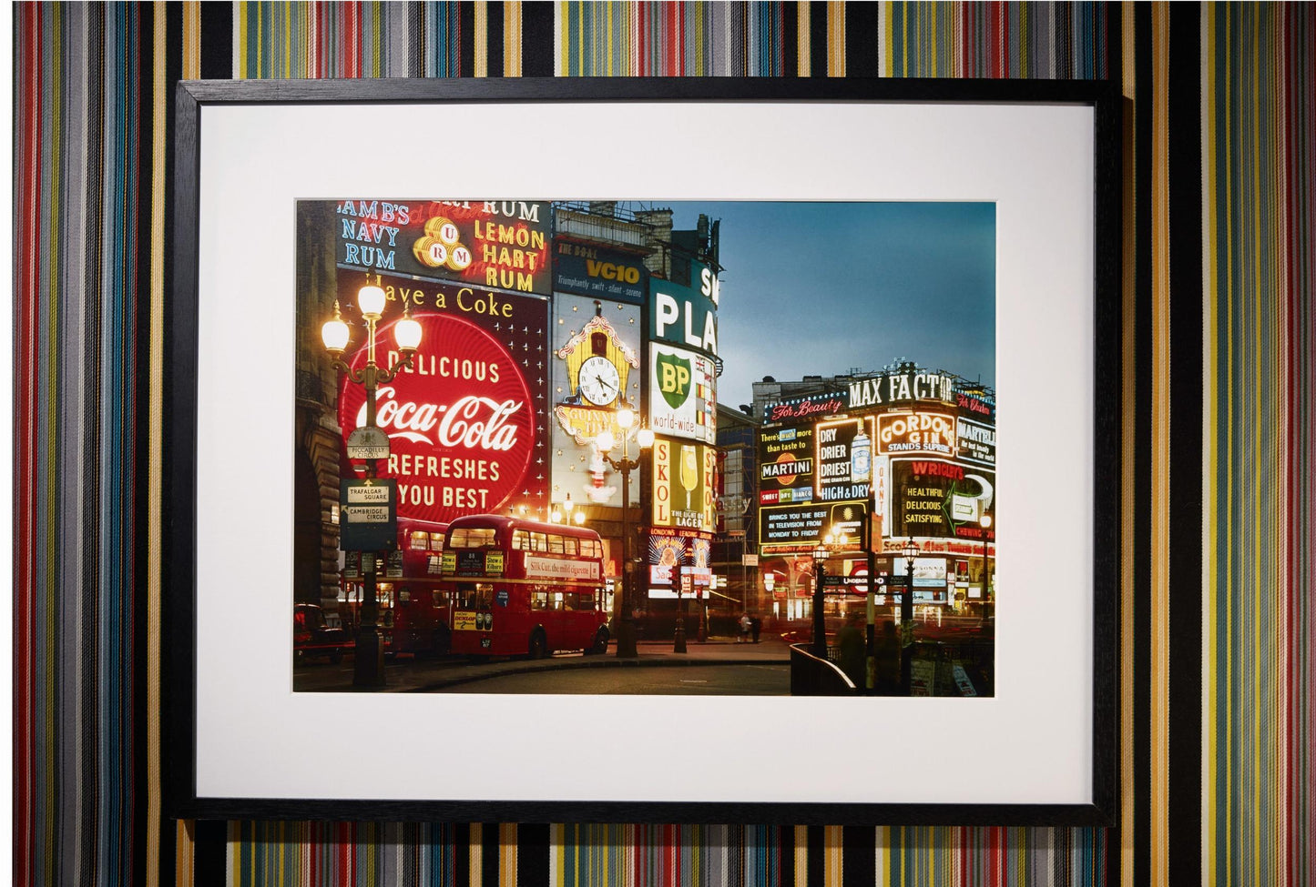 London. Portrait of a City, Paul Smith Edition No. 1–500 ‘Piccadilly Circus’ (German, French, English) (AP)