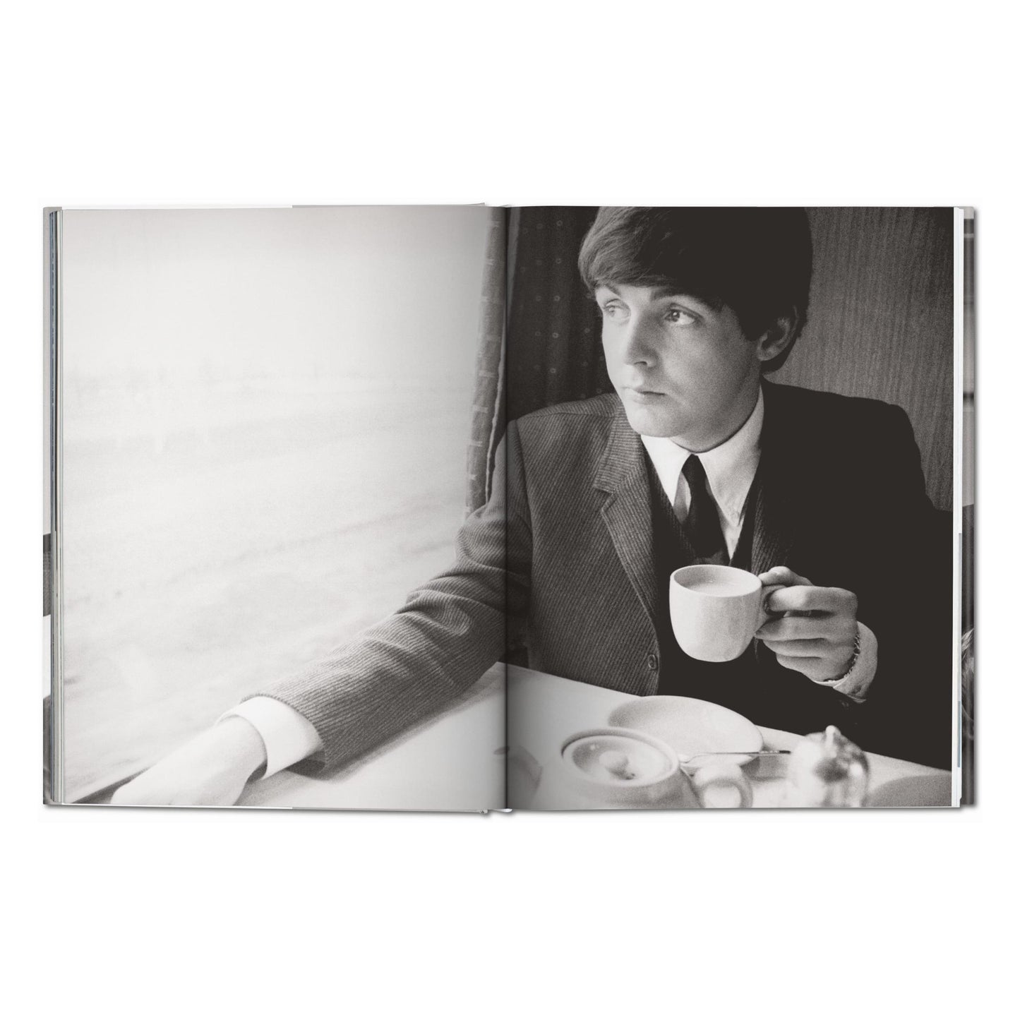 Harry Benson. The Beatles (German, French, English)