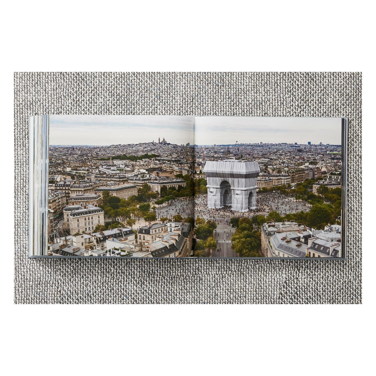 Christo and Jeanne-Claude. L'Arc de Triomphe, Wrapped, Paris (German, French, English) (AP)