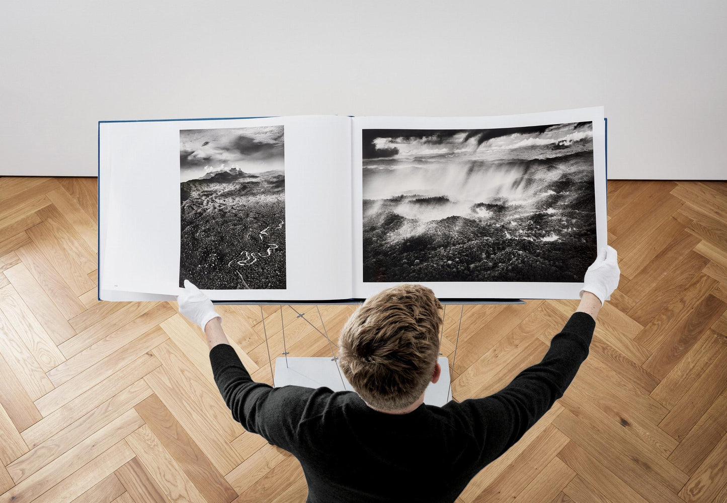 Sebastião Salgado. Amazônia, Art Edition No. 101–200 ‘Young Hatiri Suruwahá bathes in a backwater of the Pretão stream’ (English)