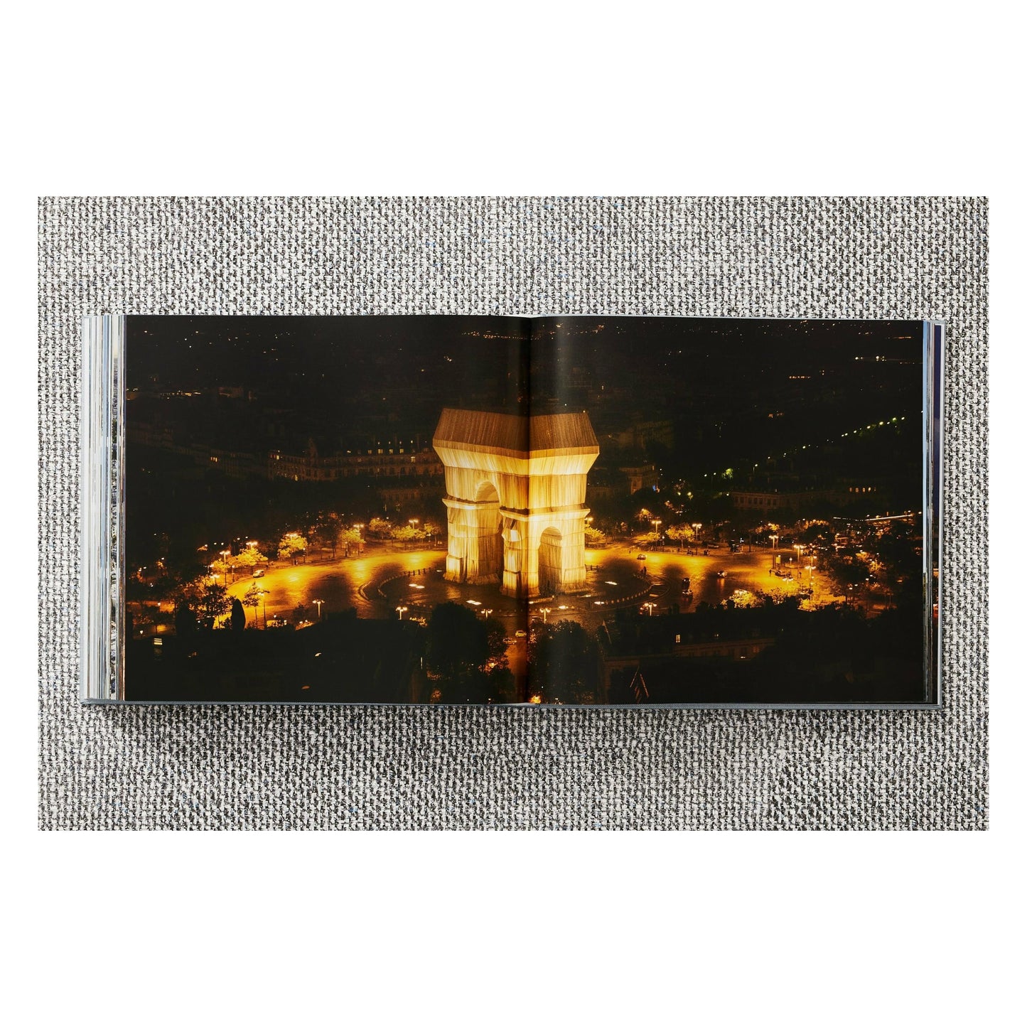 Christo and Jeanne-Claude. L'Arc de Triomphe, Wrapped, Paris (German, French, English) (AP)