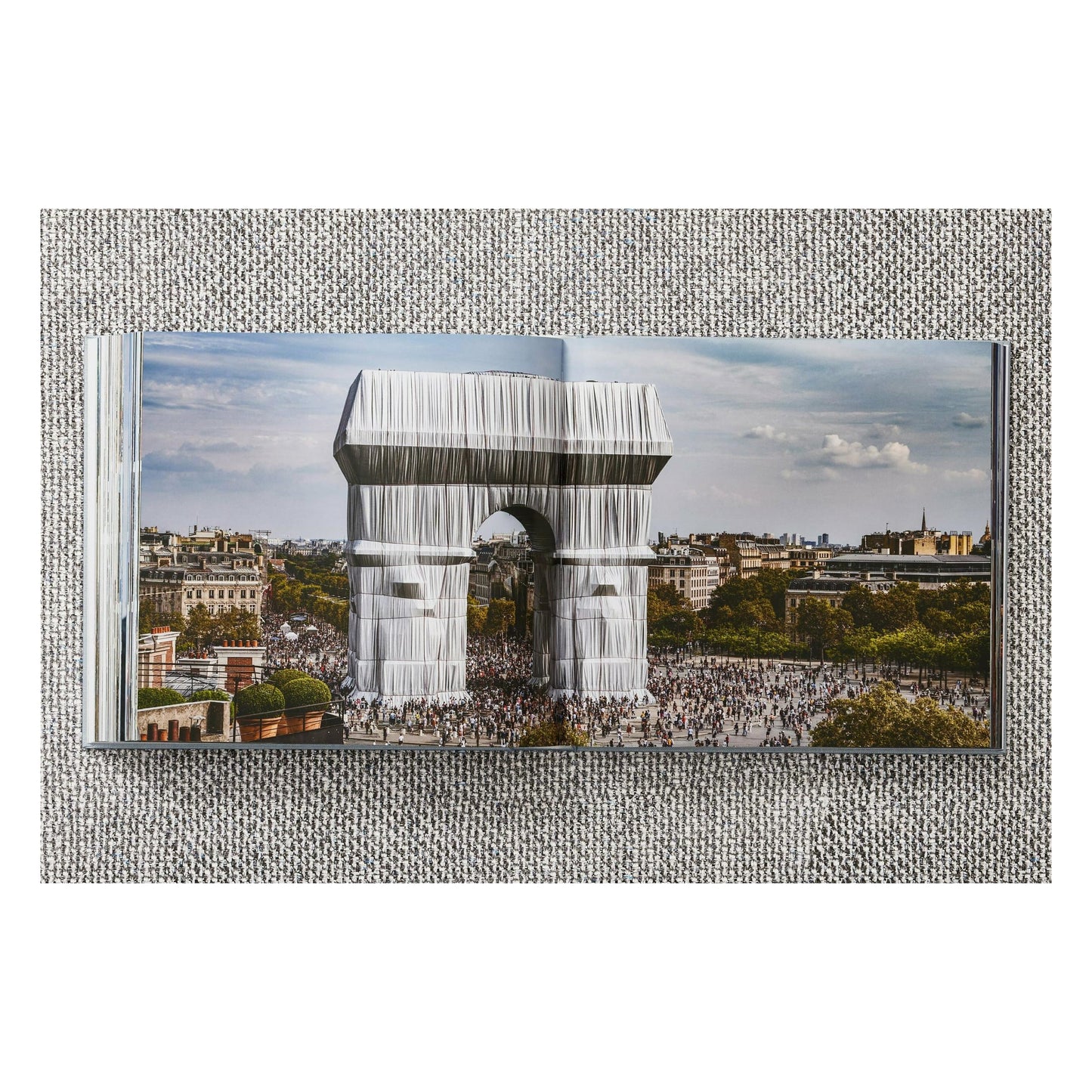 Christo and Jeanne-Claude. L'Arc de Triomphe, Wrapped, Paris (German, French, English) (AP)