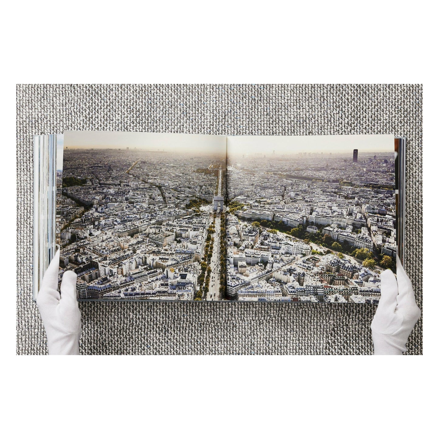 Christo and Jeanne-Claude. L'Arc de Triomphe, Wrapped, Paris (German, French, English) (AP)
