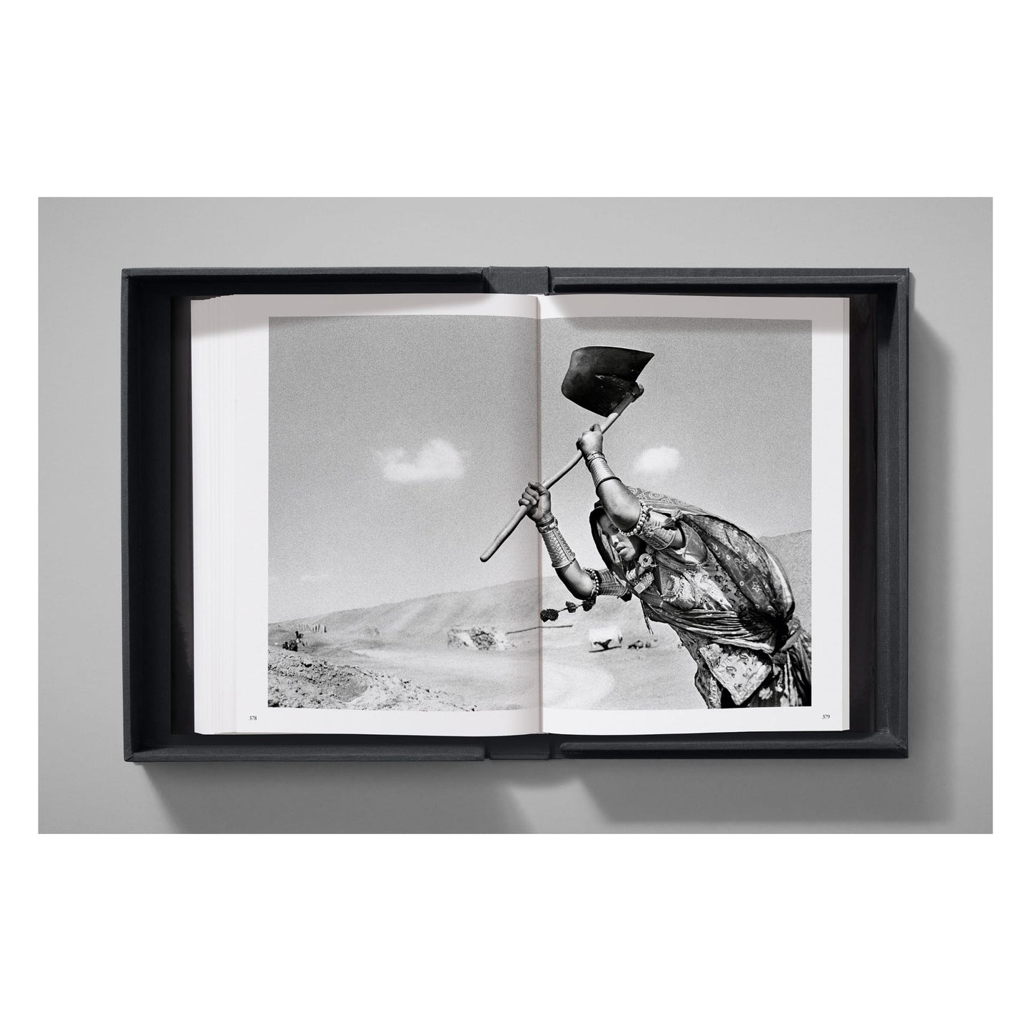 Sebastião Salgado. Workers. Art Edition No. 1–100 ‘Fishermen, Trapani, Italy, 1991’ (English) (SA)