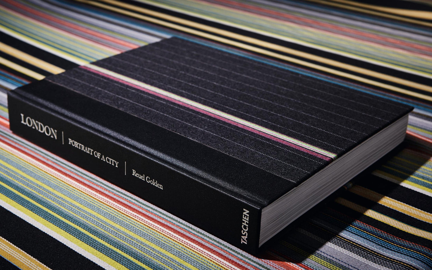 London. Portrait of a City, Paul Smith Edition No. 1–500 ‘Piccadilly Circus’ (German, French, English)