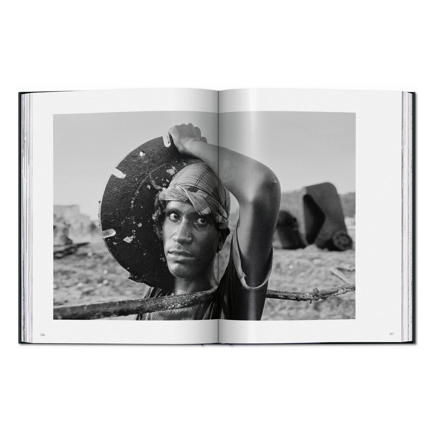 Sebastião Salgado. Workers. An Archaeology of the Industrial Age (English)