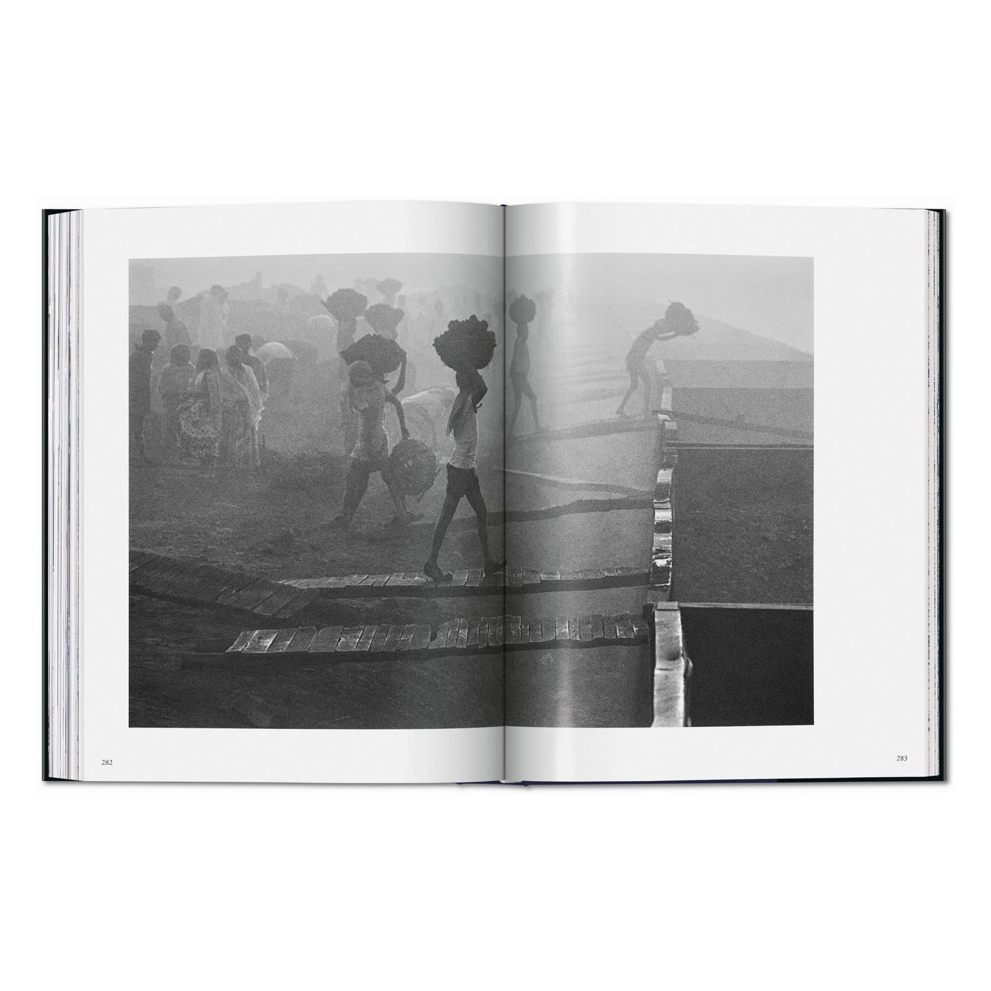 Sebastião Salgado. Workers. An Archaeology of the Industrial Age (English)