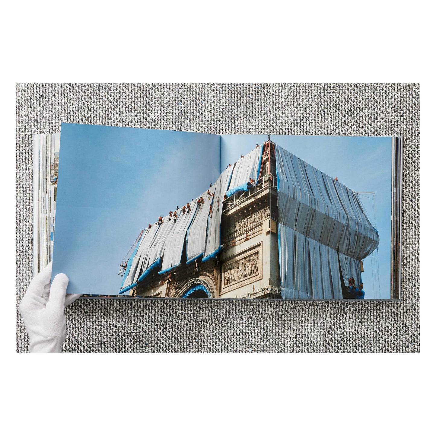 Christo and Jeanne-Claude. L'Arc de Triomphe, Wrapped, Paris (German, French, English) (AP)
