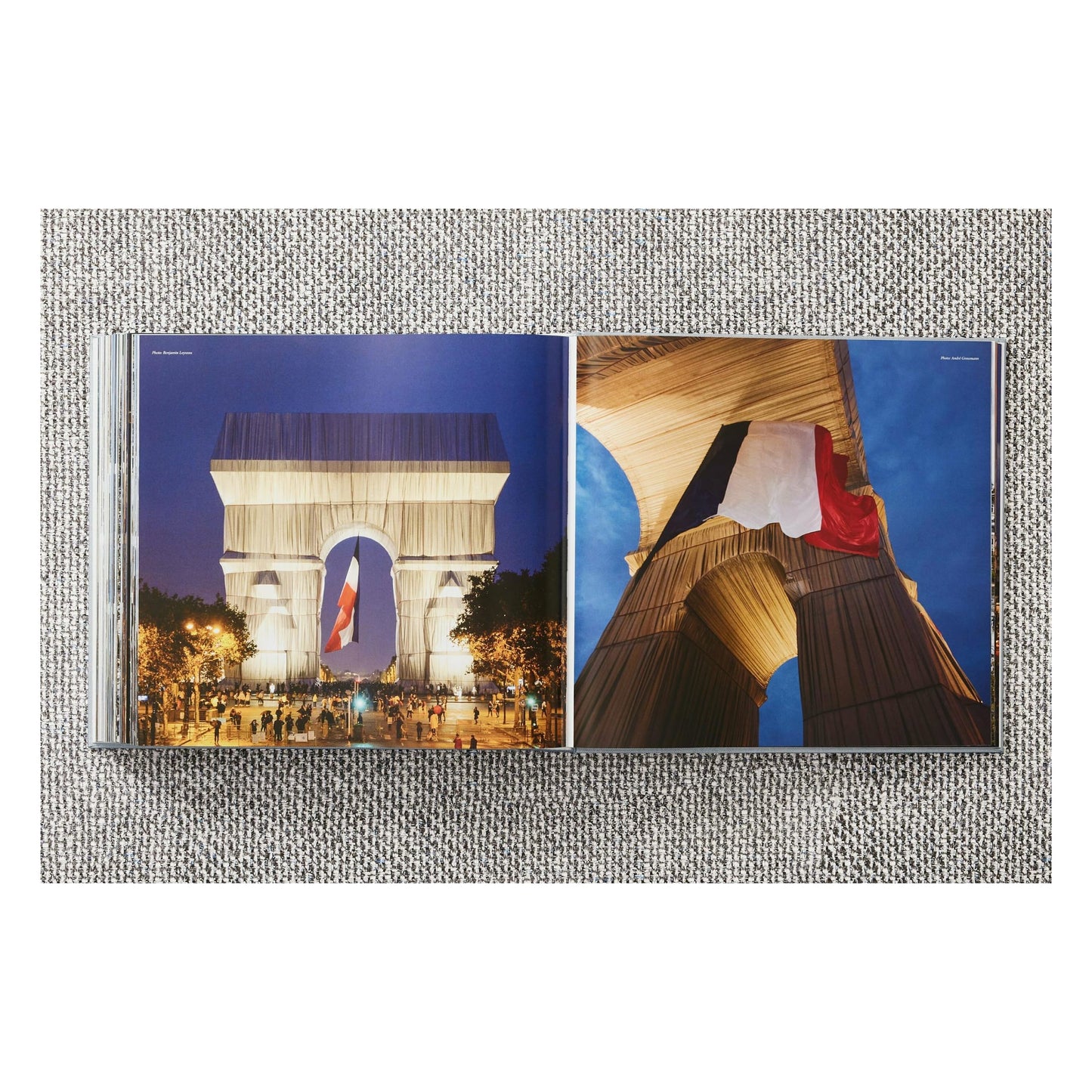 Christo and Jeanne-Claude. L'Arc de Triomphe, Wrapped, Paris (German, French, English) (AP)