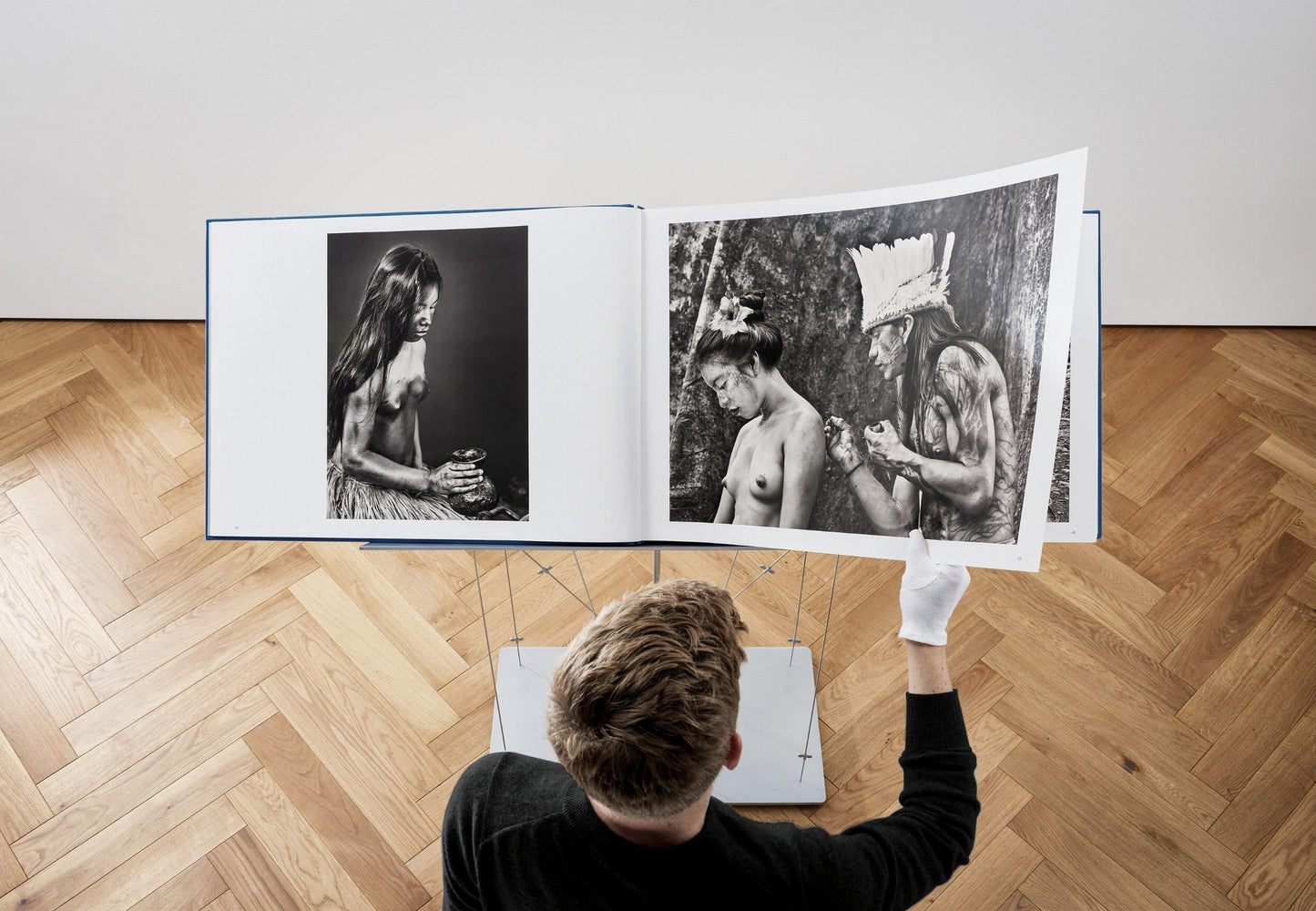 Sebastião Salgado. Amazônia, Art Edition No. 101–200 ‘Young Hatiri Suruwahá bathes in a backwater of the Pretão stream’ (English)