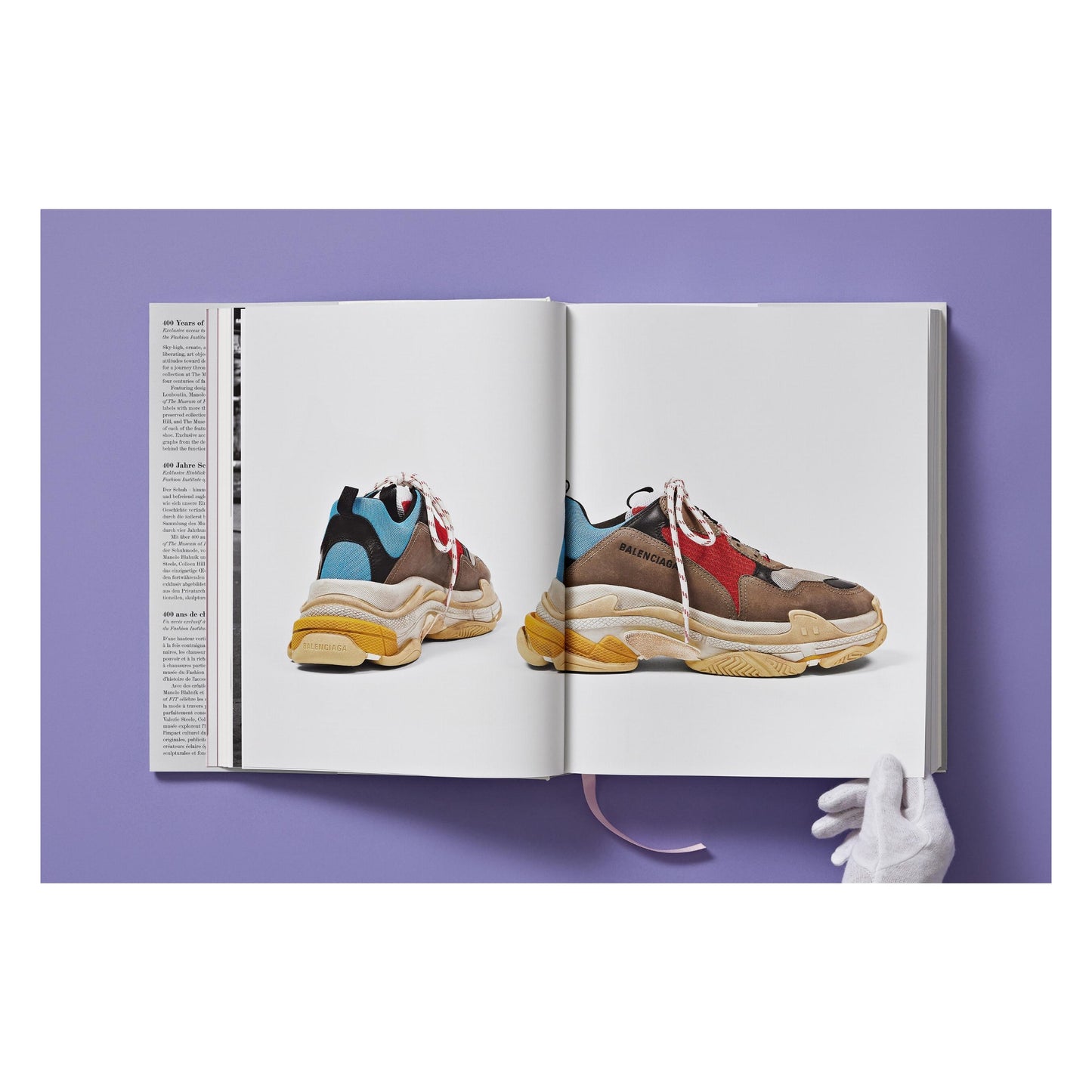 Shoes A–Z. The Collection of The Museum at FIT (German, French, English)