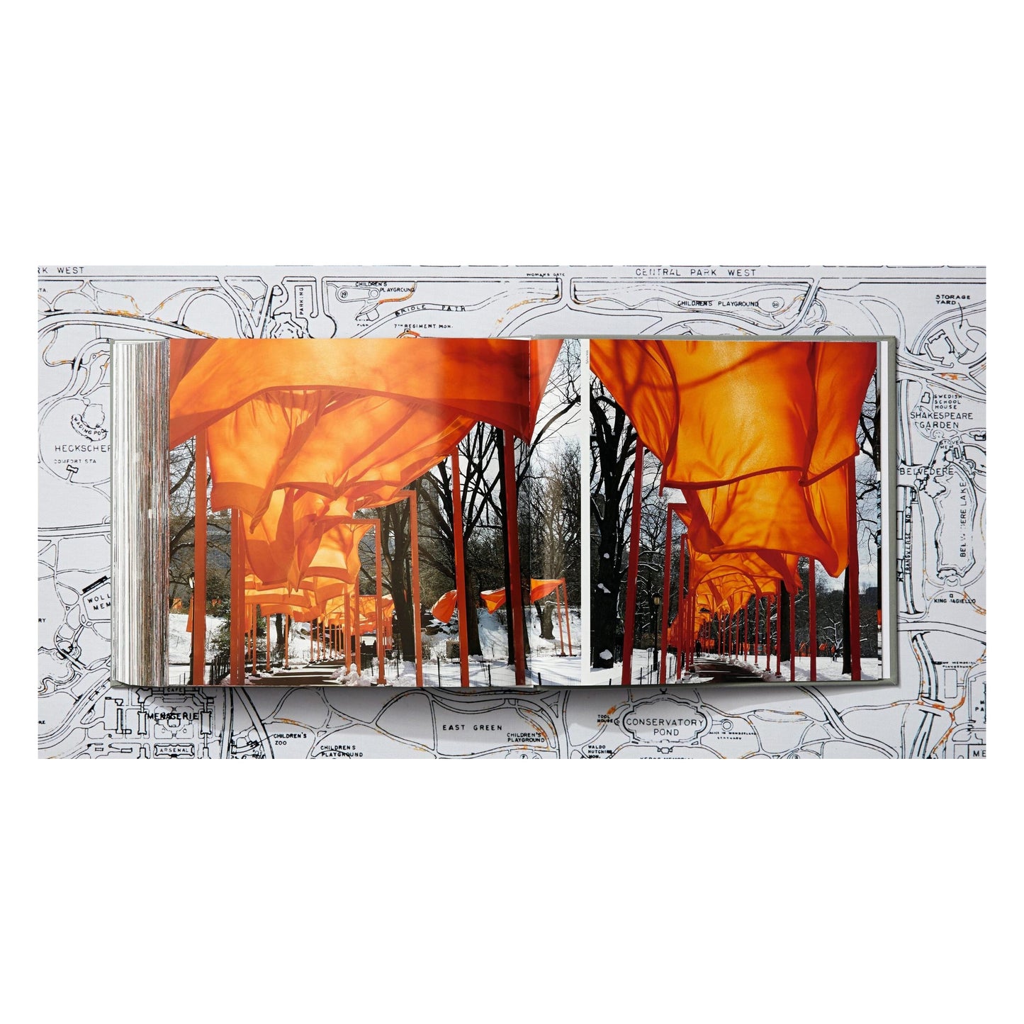 Christo and Jeanne-Claude. The Gates (English) (AP)