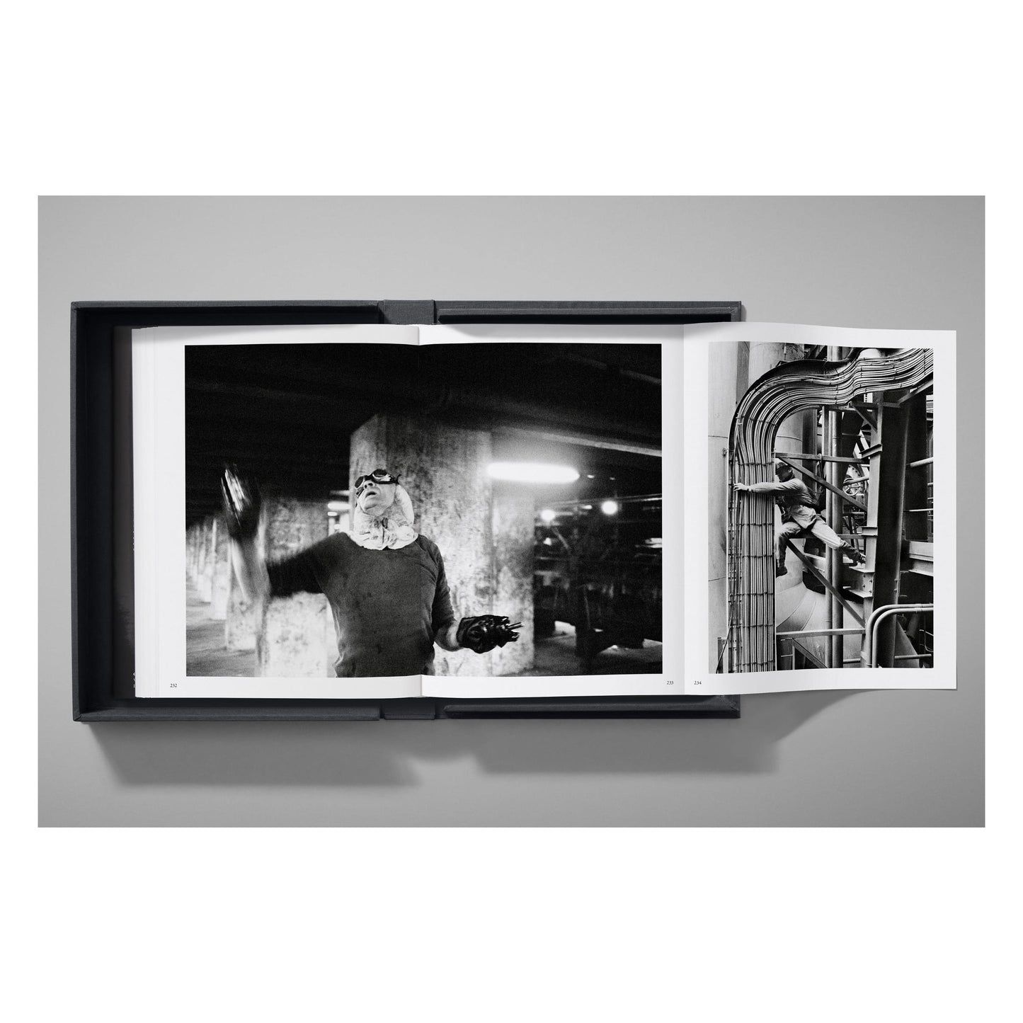 Sebastião Salgado. Workers. Art Edition No. 1–100 ‘Fishermen, Trapani, Italy, 1991’ (English) (SA)