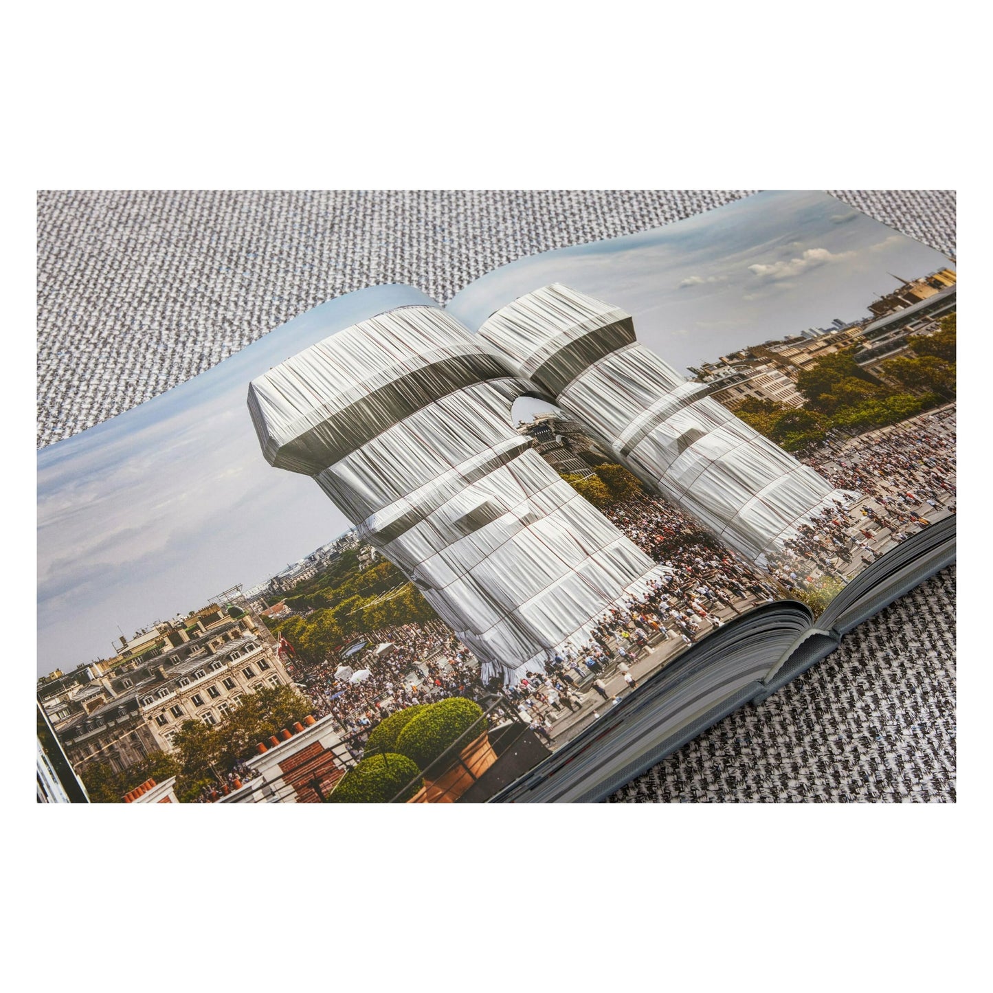 Christo and Jeanne-Claude. L'Arc de Triomphe, Wrapped, Paris (German, French, English) (AP)