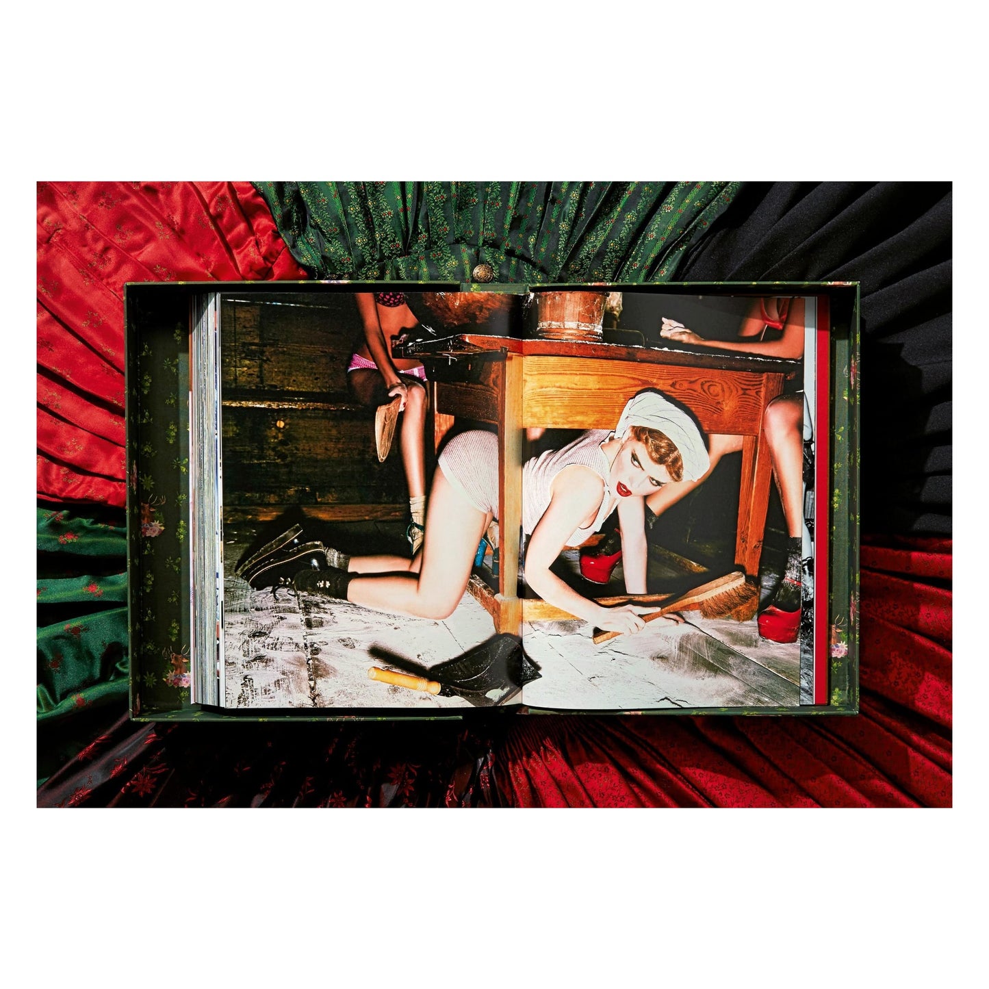 Ellen von Unwerth. Heimat, Art Edition No. 101–200 ‘The Cooks’ (German, French, English) (AP)