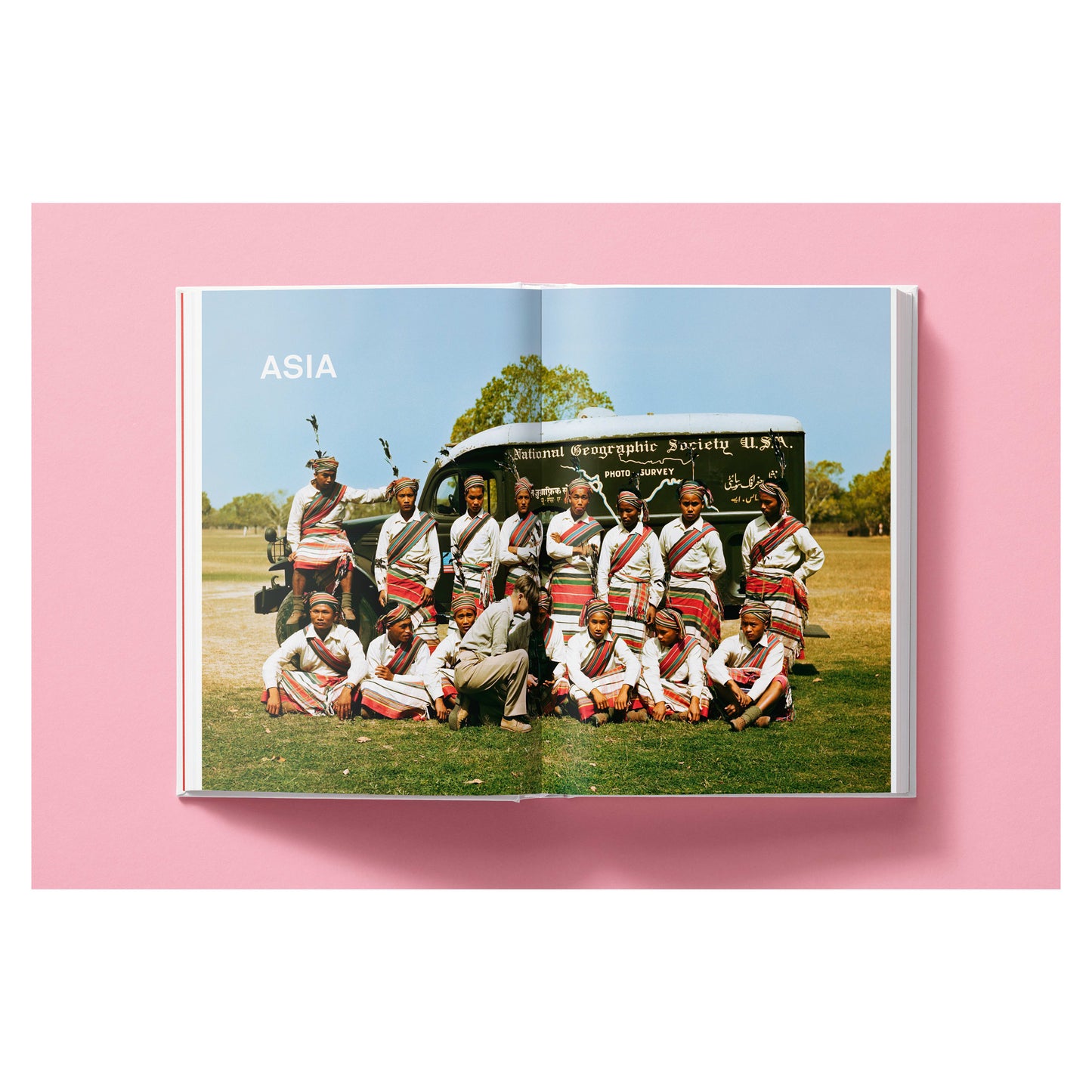 National Geographic. Around the World in 125 Years (English)