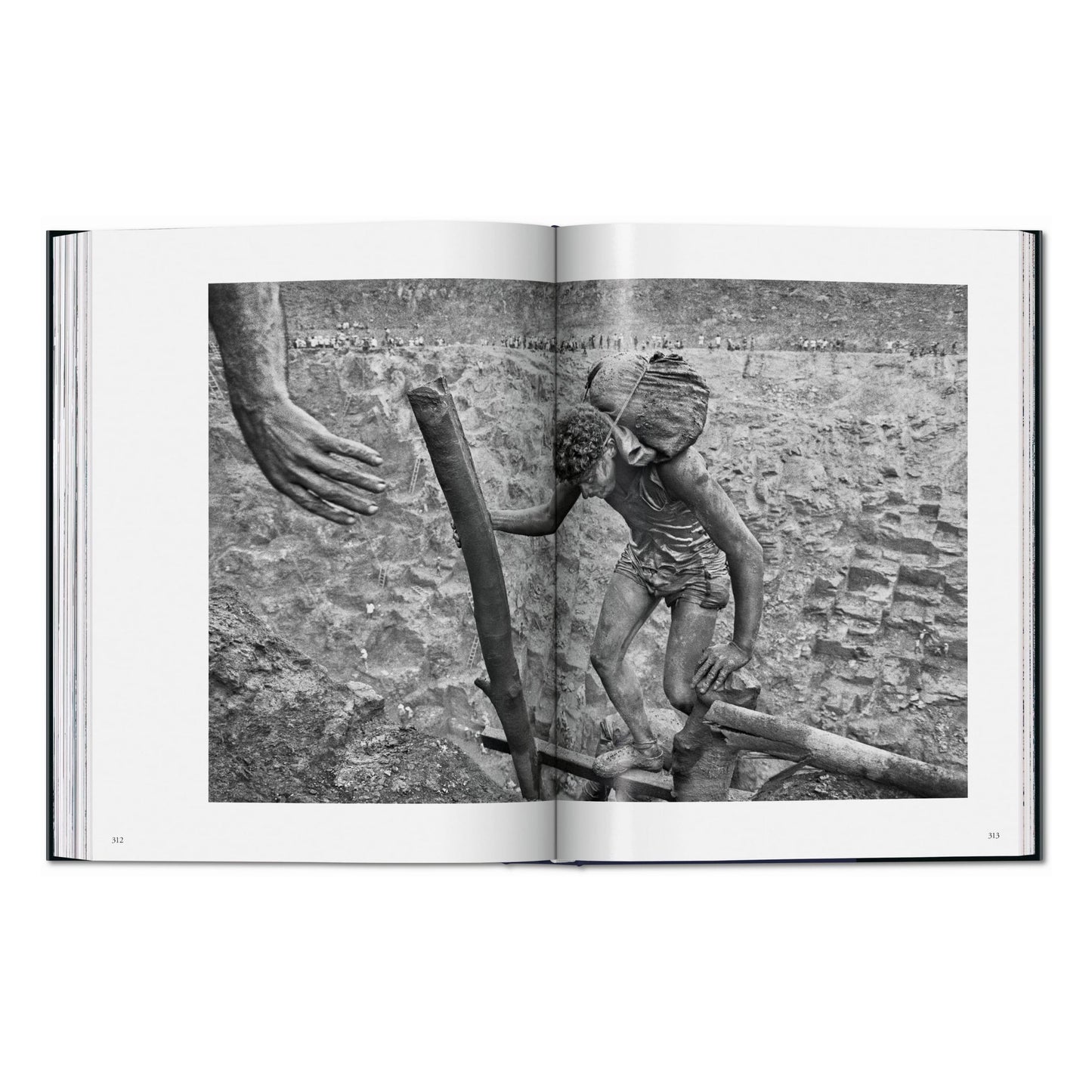 Sebastião Salgado. Workers. An Archaeology of the Industrial Age (English)