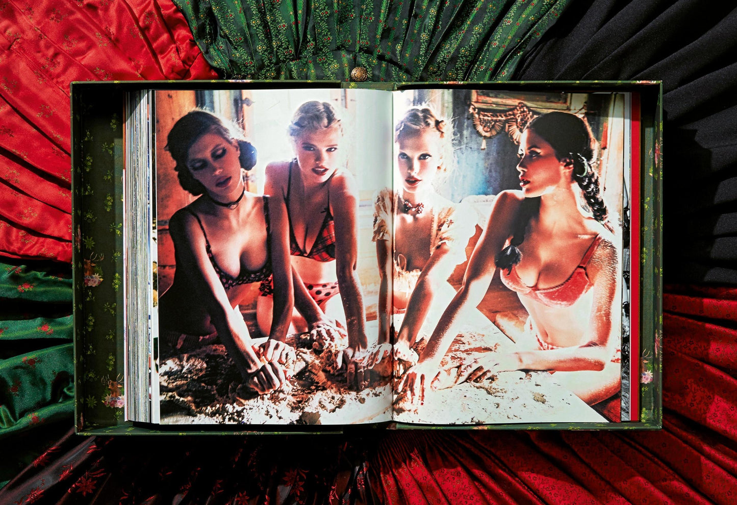 Ellen von Unwerth. Heimat. Art Edition No. 201–300 ‘Spy Device’ (German, French, English)