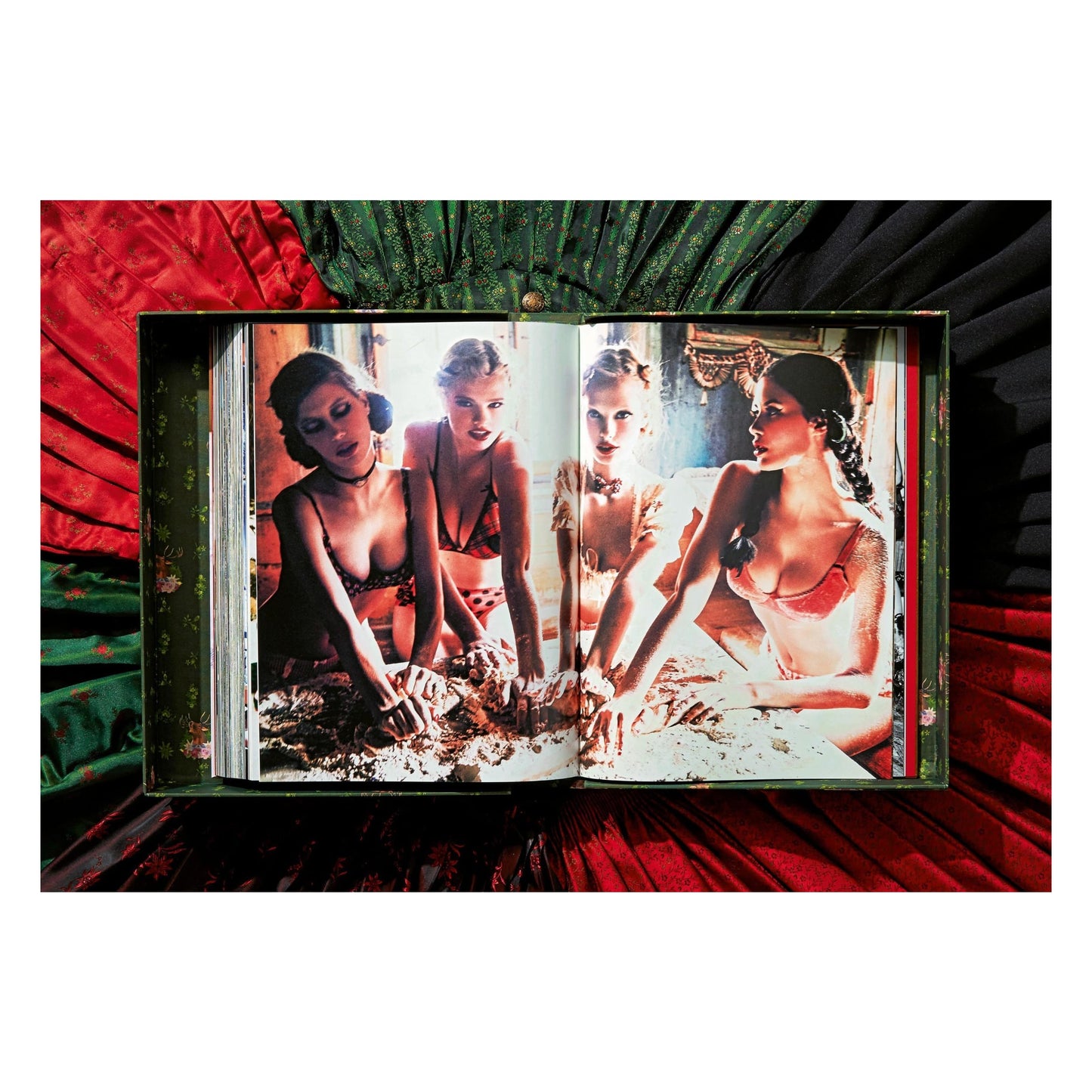 Ellen von Unwerth. Heimat, Art Edition No. 101–200 ‘The Cooks’ (German, French, English) (AP)