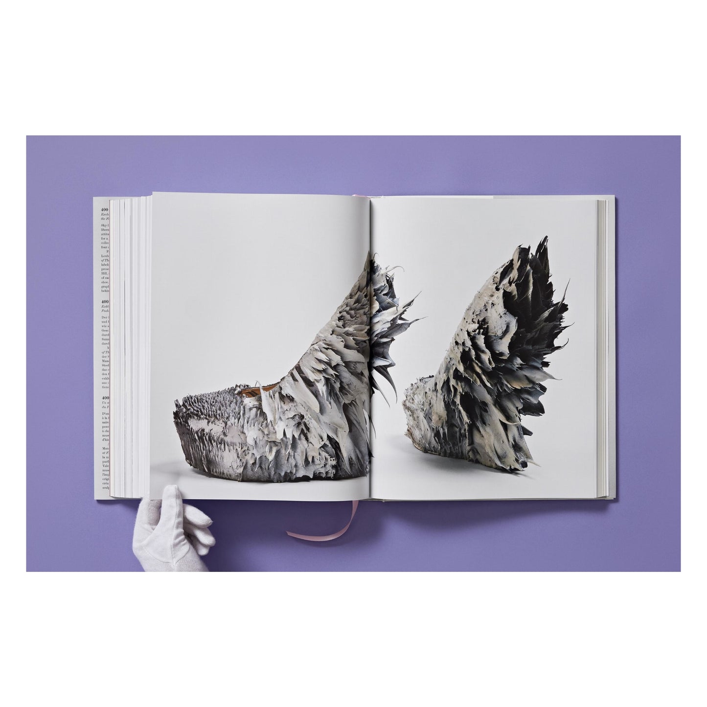 Shoes A–Z. The Collection of The Museum at FIT (German, French, English)